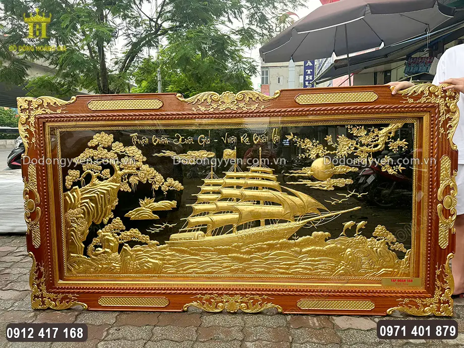 Họa tiết hoa văn tr&ecirc;n khung gỗ được d&aacute;t điểm v&agrave;ng 24K